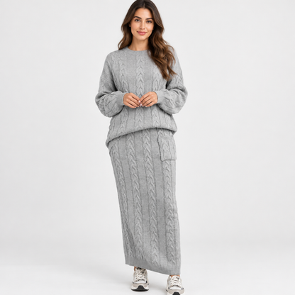 Ensemble pull et jupe en tricot gris, vue de face