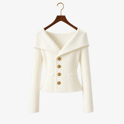 Cardigan côtelé boutonné blanc pour femme, col large et boutons dorés, vue de face sur cintre