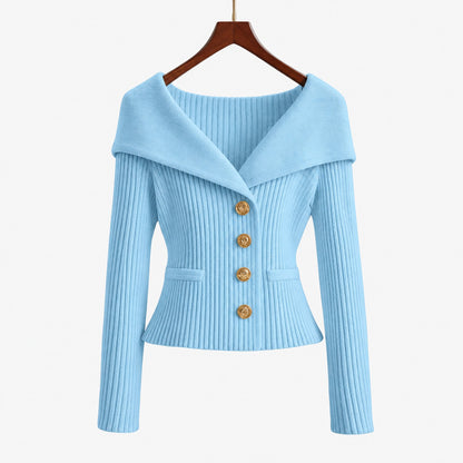 Cardigan côtelé boutonné bleu clair pour femme, col large et boutons dorés, vue de face sur cintre