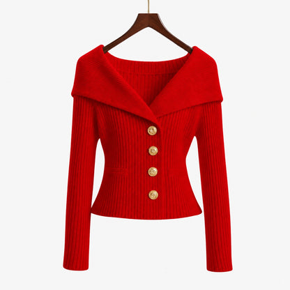 Cardigan côtelé boutonné rouge pour femme, col large et boutons dorés, vue de face sur cintre