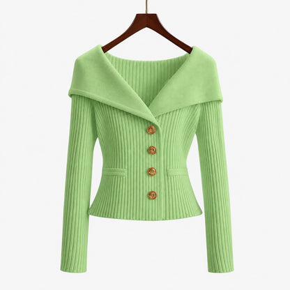 Cardigan côtelé boutonné vert pour femme, col large et boutons dorés, vue de face sur cintre