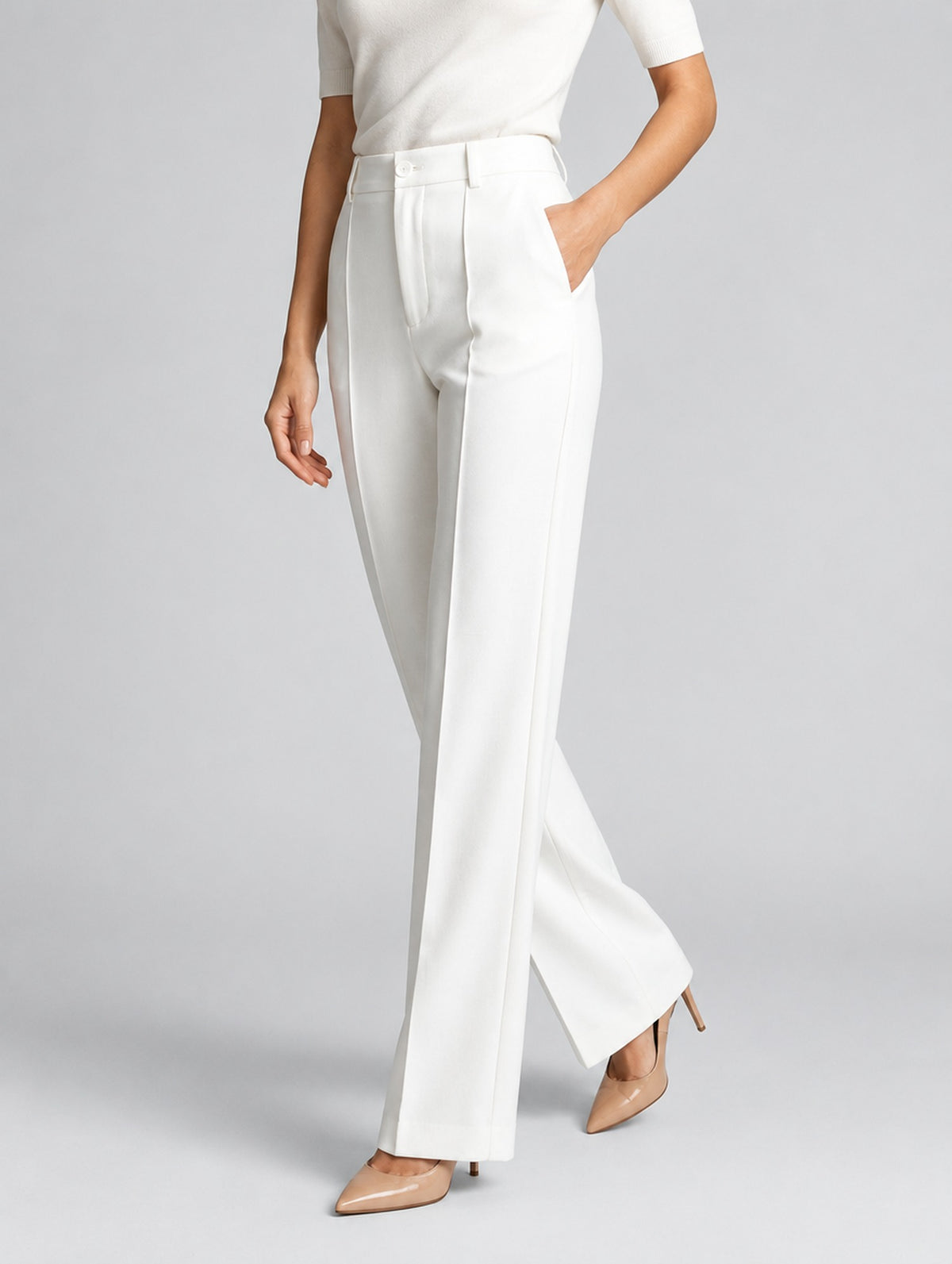 Pantalon large taille haute à plis pour femme, coloris beige, porté par une femme, vue de face