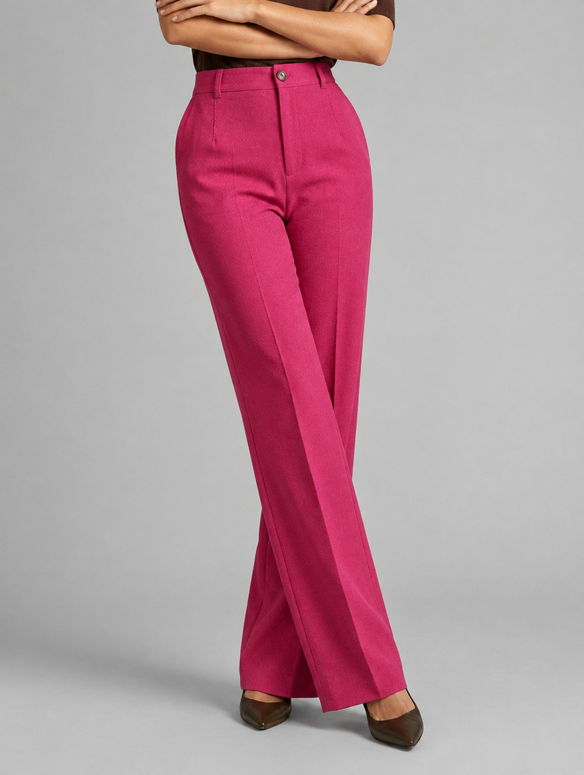 Pantalon large taille haute à plis pour femme, coloris blanc, porté par une femme, vue de face
