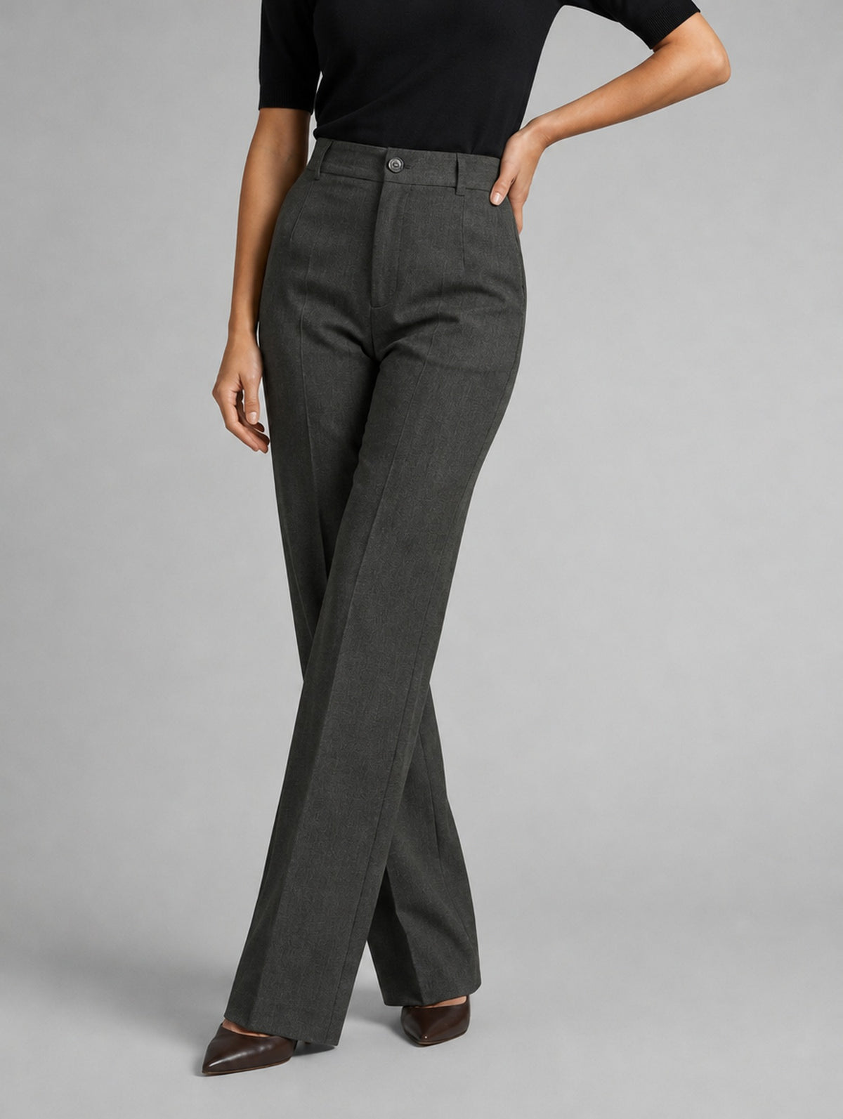 Pantalon large taille haute à plis pour femme, coloris bleu foncé, porté par une femme, vue de face