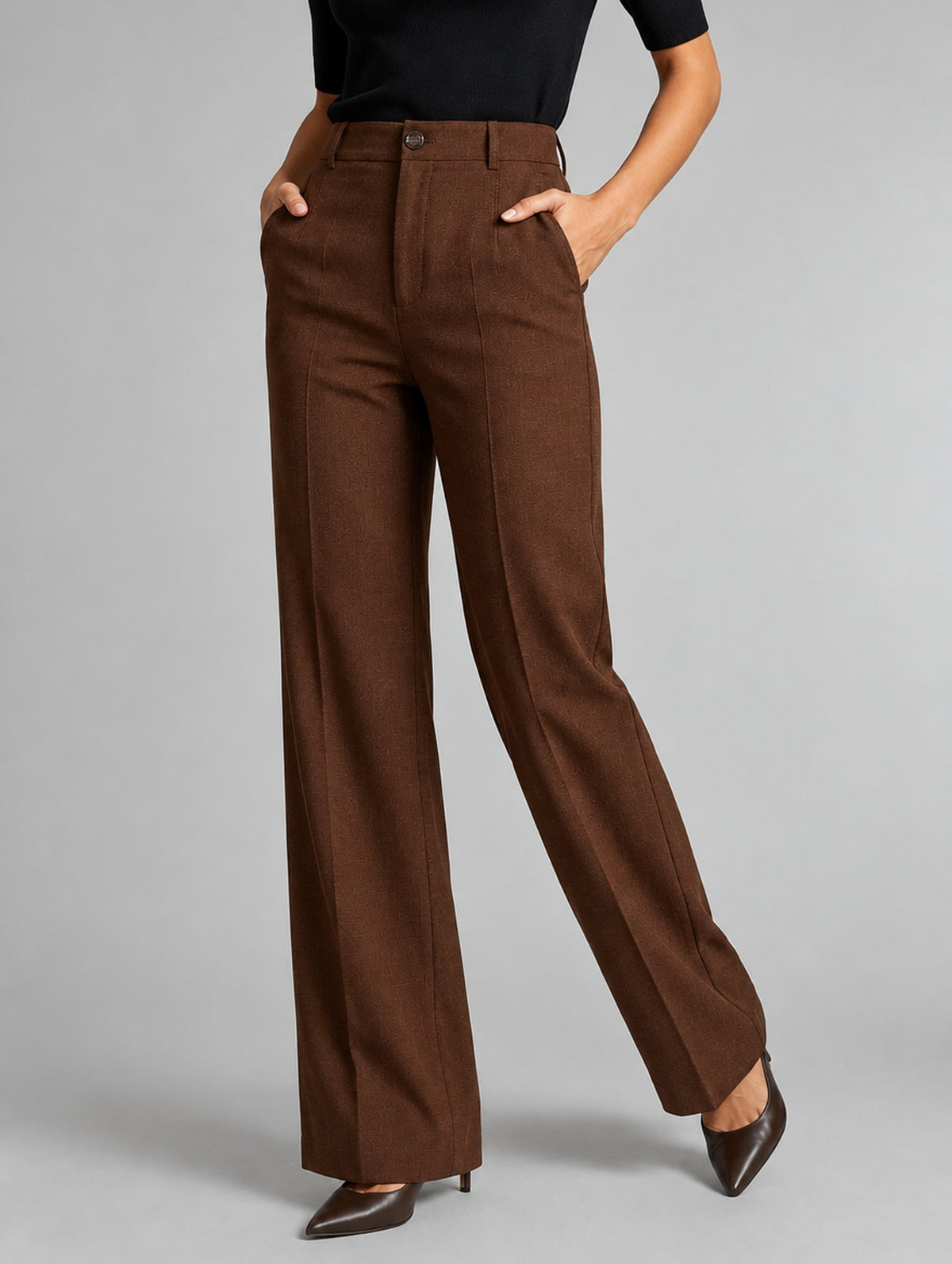 Pantalon large taille haute à plis pour femme, coloris rose fuchsia, porté par une femme, vue de face