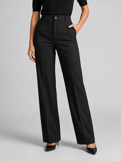 Pantalon large taille haute à plis pour femme, coloris gris foncé, porté par une femme, vue de face