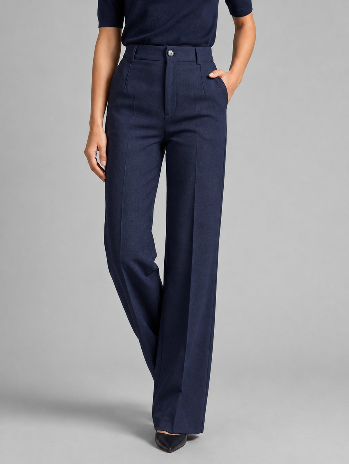Pantalon large taille haute à plis pour femme, coloris marron, porté par une femme, vue de face