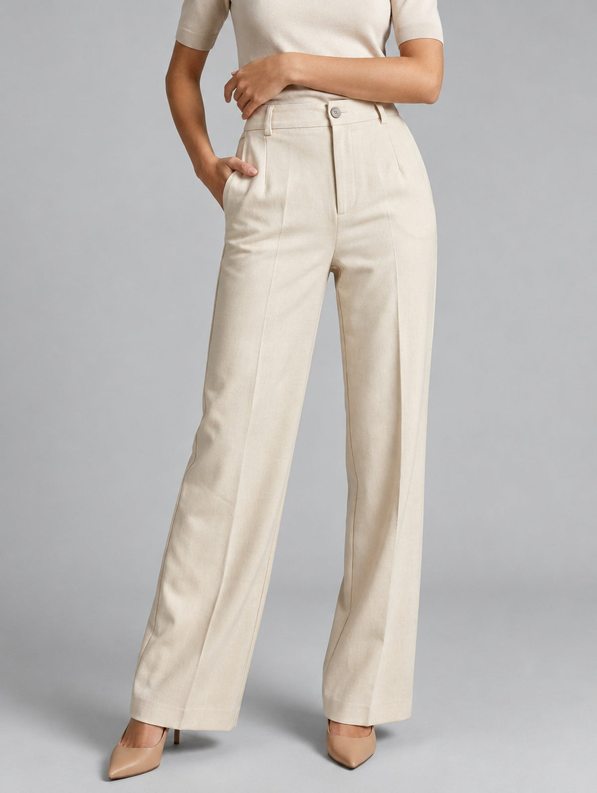 Pantalon large taille haute à plis pour femme, coloris marron foncé, porté par une femme, vue de face