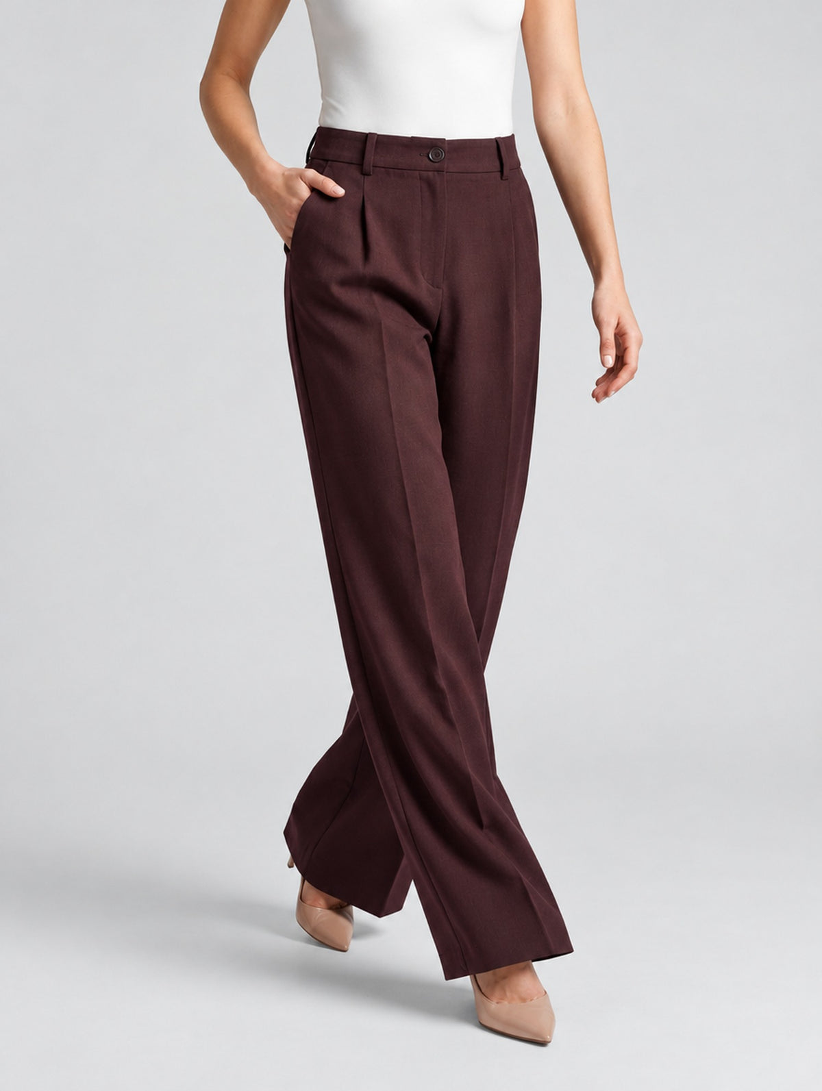 Pantalon large taille haute à plis pour femme, coloris noir, porté par une femme, vue de face