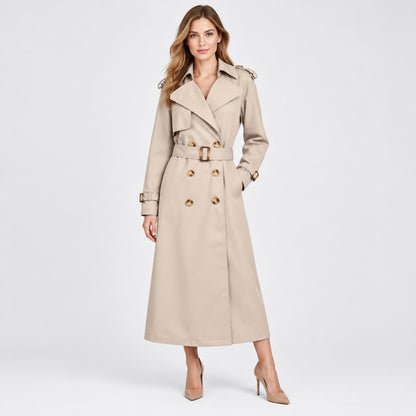 Mannequin portant le trench-coat marron clair à double boutonnage, pleine longueur