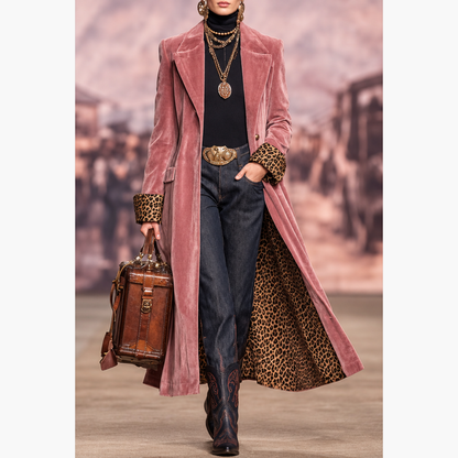 Manteau long cintré femme coloris rose, doublure imprimé léopard, porté de face