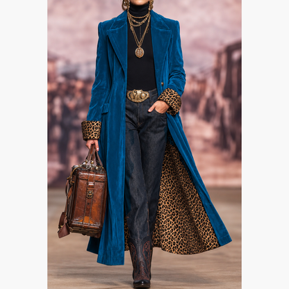 Manteau long cintré femme coloris bleu, doublure imprimé léopard, porté de face