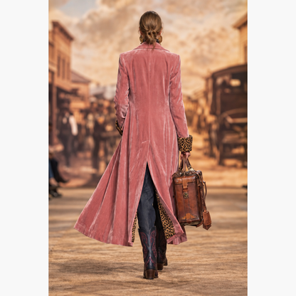 Manteau long cintré rose, vue de dos avec doublure léopard apparente