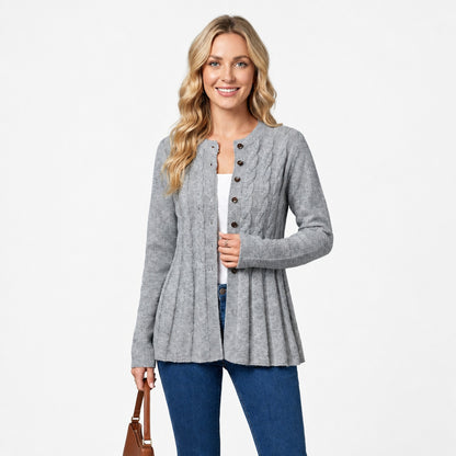 Cardigan féminin gris à peplum ajusté, vue de face en studio