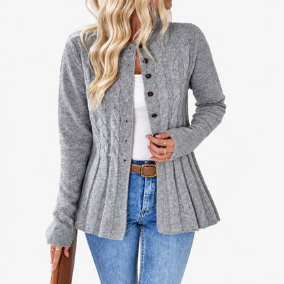 Cardigan féminin gris à peplum ajusté, gros plan boutons en studio