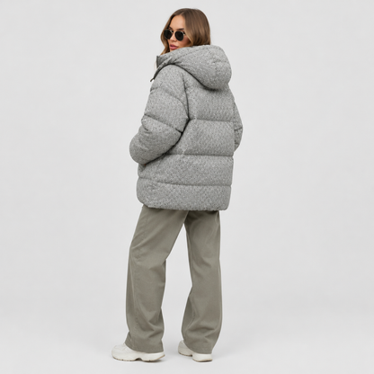 Veste matelassée imprimée gris, capuche relevée, vue de dos trois-quarts