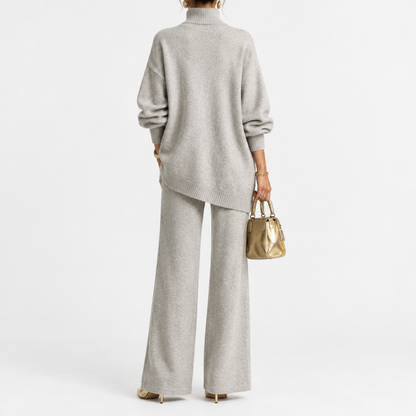 Ensemble maille deux pièces femme gris clair, haut asymétrique boutonné et pantalon large, vue de dos studio