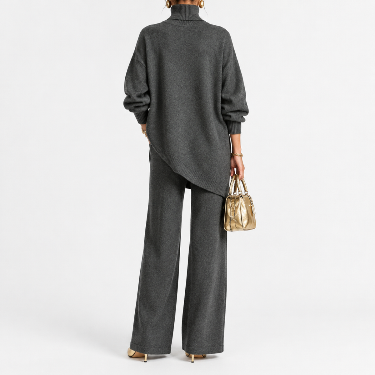 Ensemble maille deux pièces femme gris foncé, haut asymétrique boutonné et pantalon large, vue de dos studio