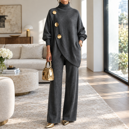 Ensemble maille deux pièces femme gris foncé, haut asymétrique boutonné et pantalon large, porté par un mannequin