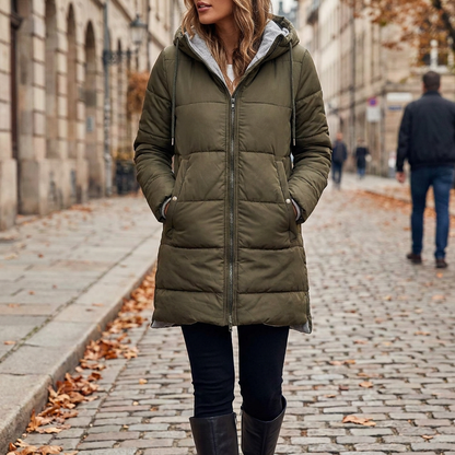 Doudoune matelassee a capuche femme portee en exterieur automne