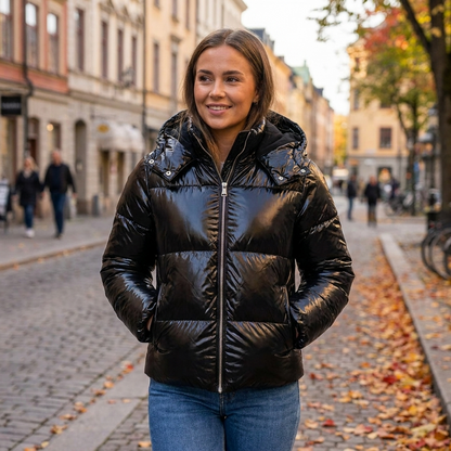 Doudoune femme brillante portee dans une rue d automne