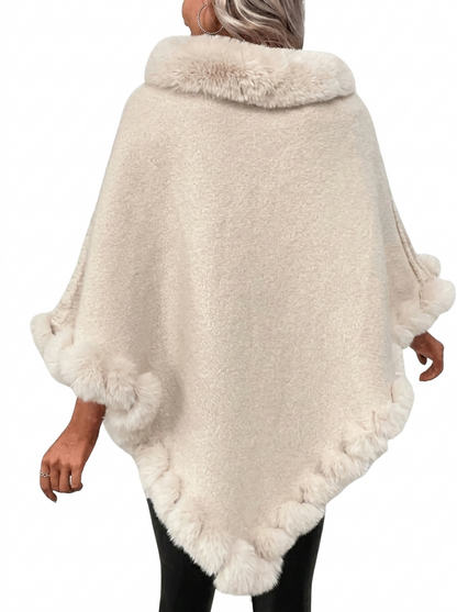 Poncho en maille oversize avec bordure en fausse fourrure, porté