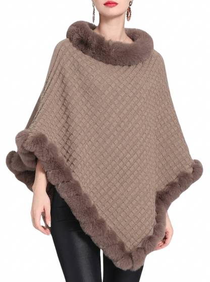 Poncho en maille oversize coloris abricot avec bordure en fausse fourrure