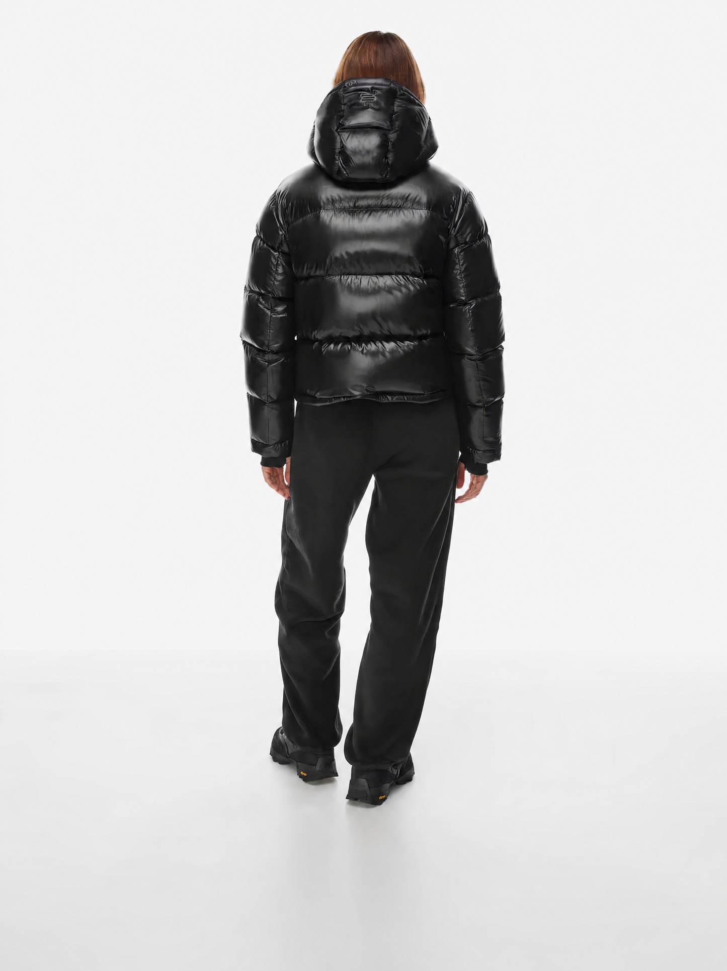 Doudoune courte femme noire, détail capuche et fermeture zip
