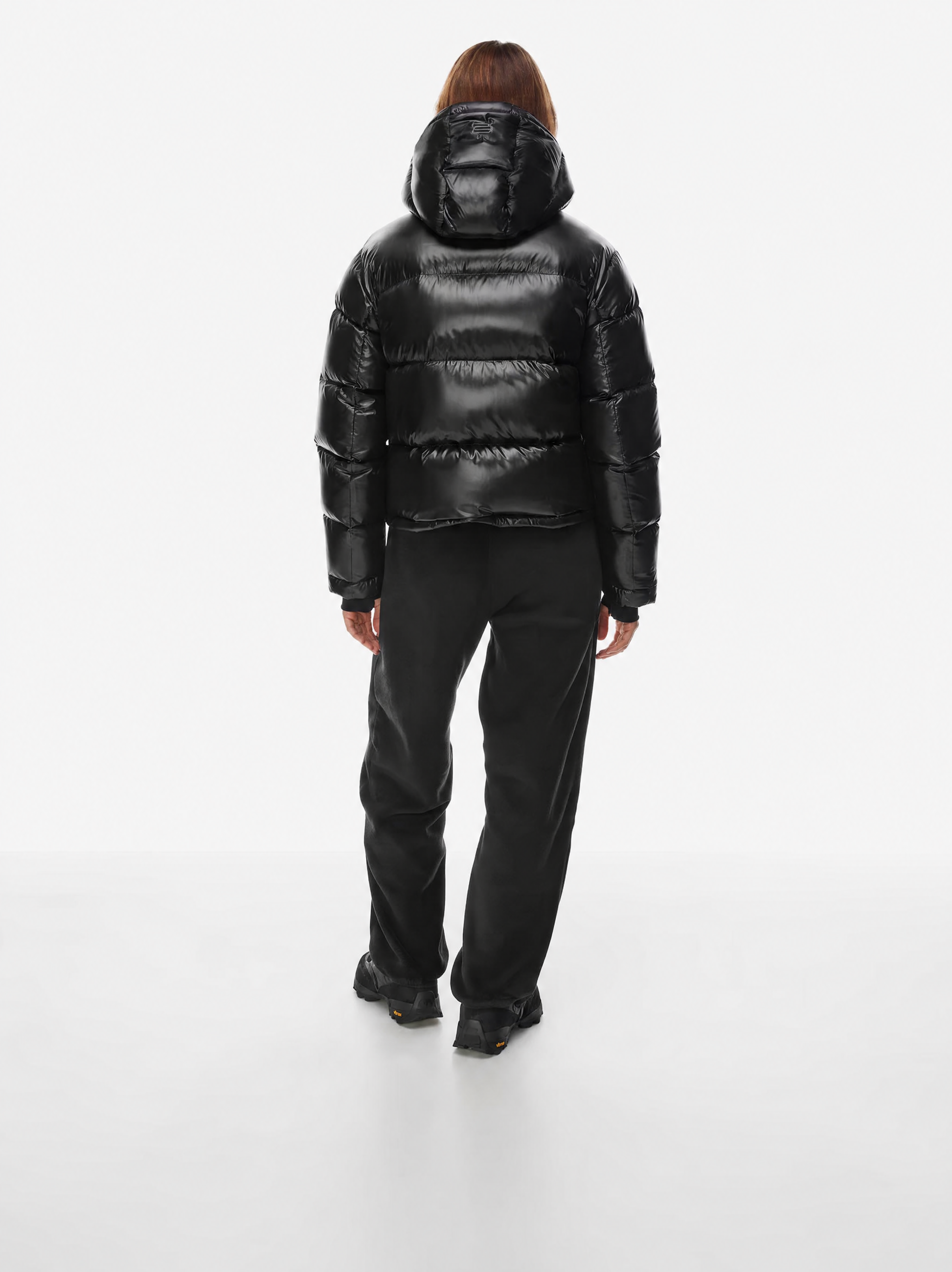 Doudoune courte femme noire, détail capuche et fermeture zip
