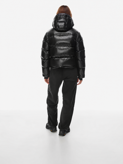 Doudoune courte femme noire, détail capuche et fermeture zip