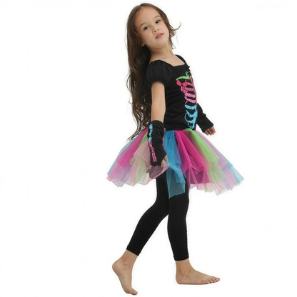 Fille portant le costume tutu squelette rose arc-en-ciel, vue de côté