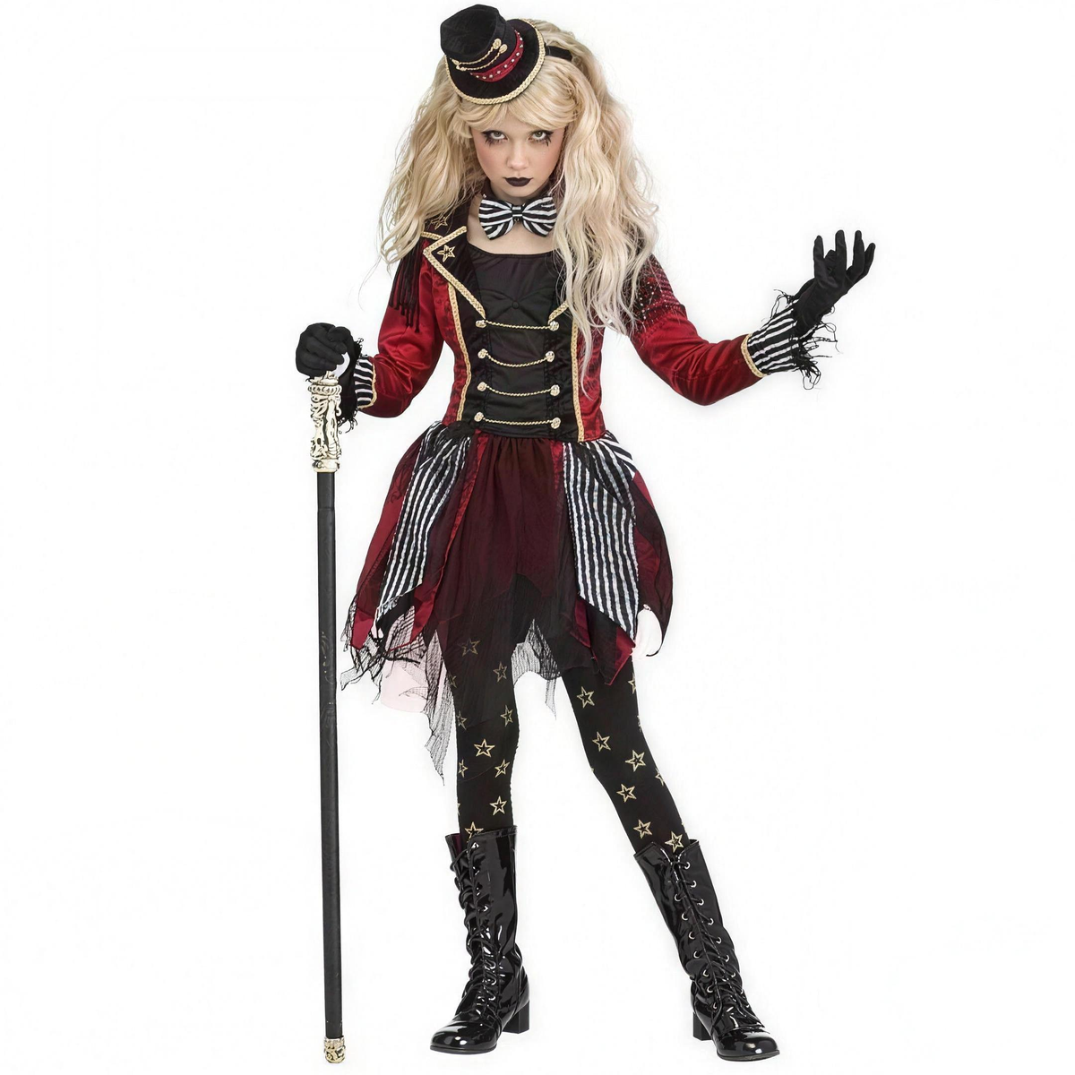Fillette en manteau rouge de maître de piste avec jupe rayée et legging étoilé
