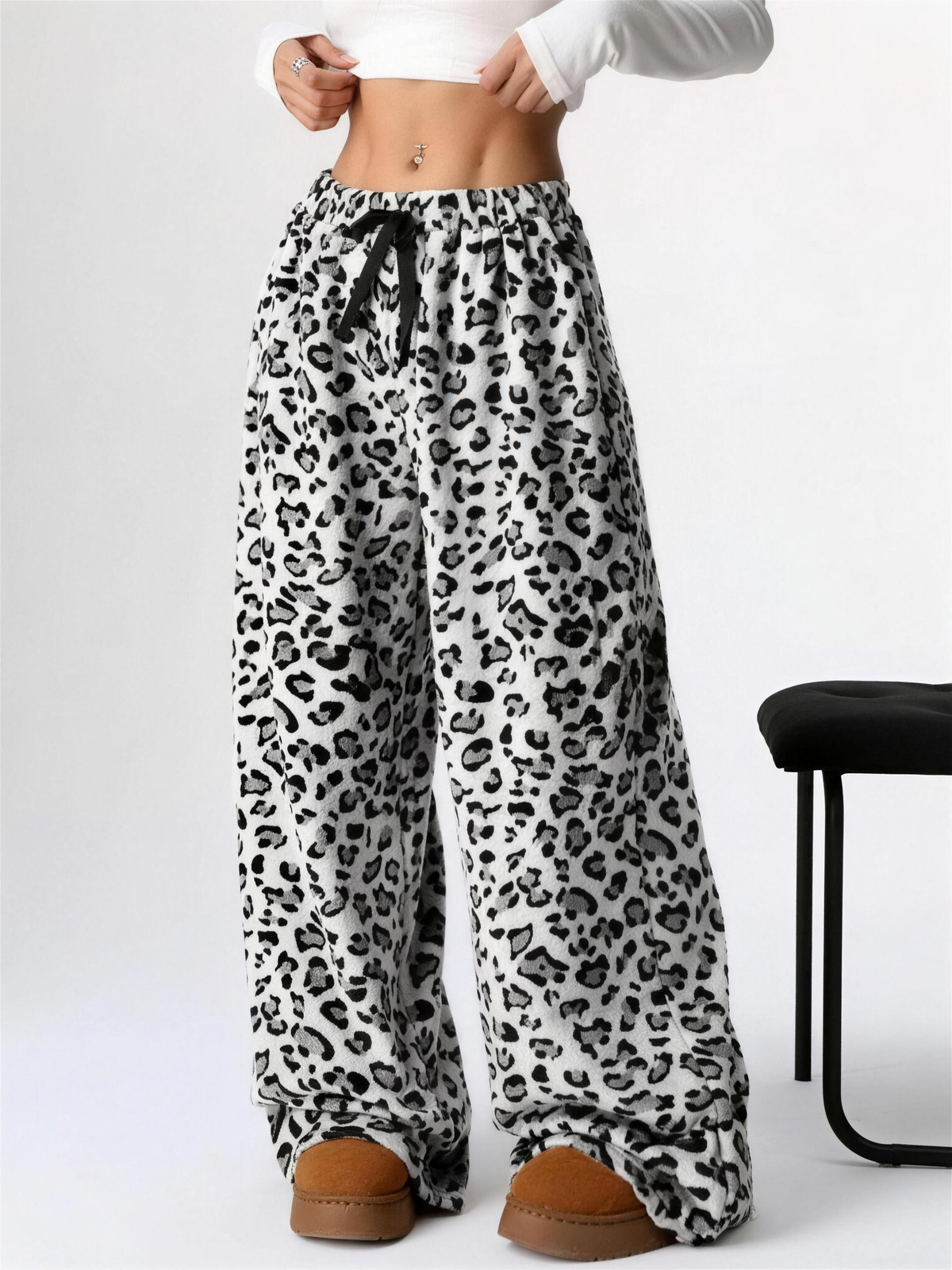 Pantalon large en peluche femme imprimé léopard blanc et noir, vue face