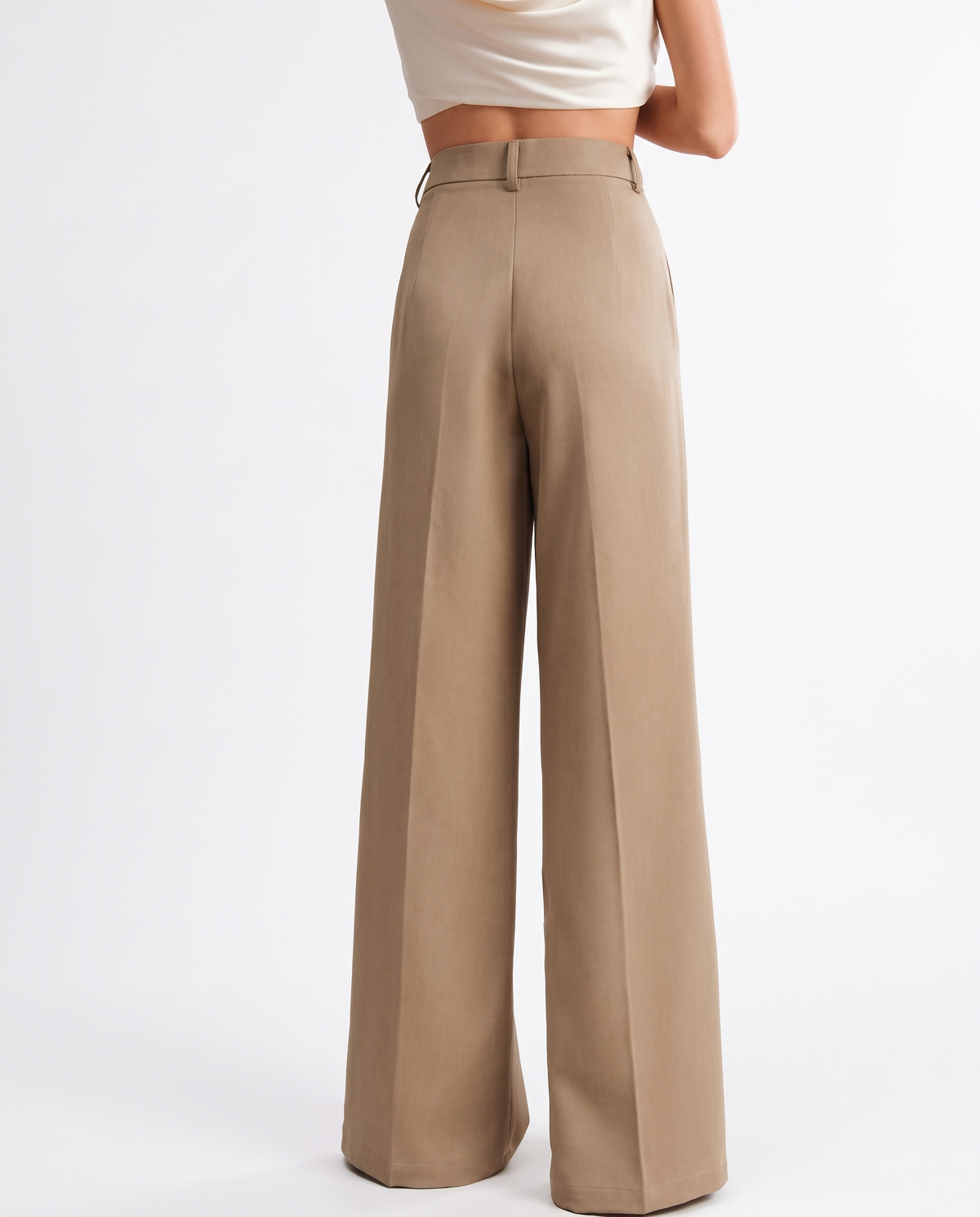 pantalon large taille haute femme, vue de face fond blanc studio