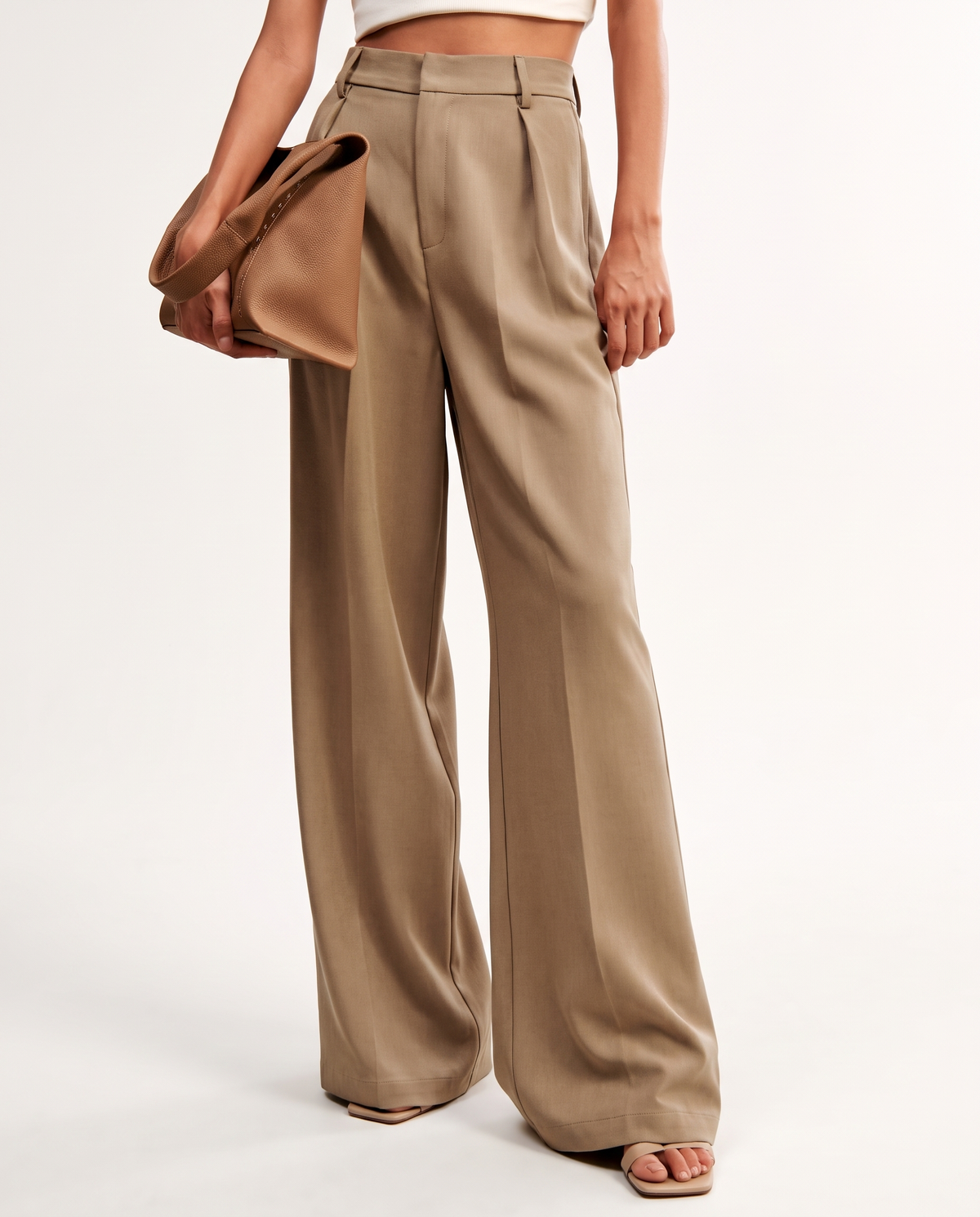 pantalon large taille haute femme, vue de dos fond blanc studio