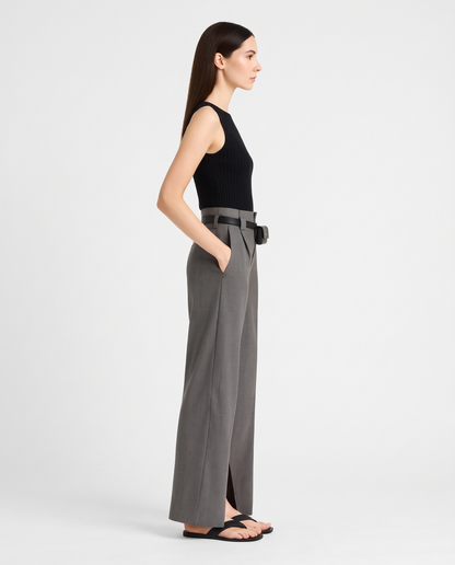 pantalon large fendu femme, porté avec un top fond blanc studio