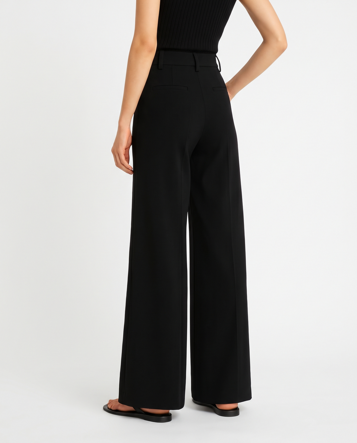 pantalon large fendu femme, détail de la fente fond blanc studio