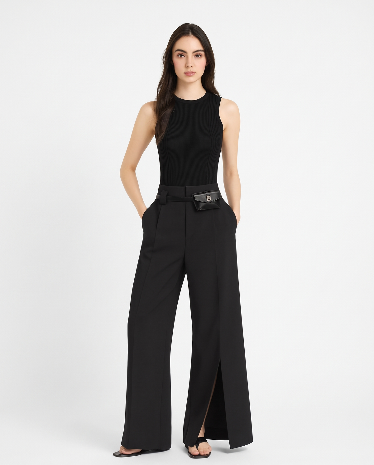 pantalon large fendu femme, vue de face fond blanc studio