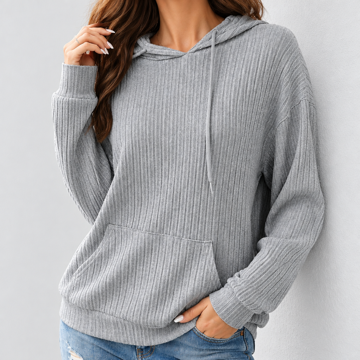 Hoodie femme gris clair à capuche et poche kangourou, vue devant