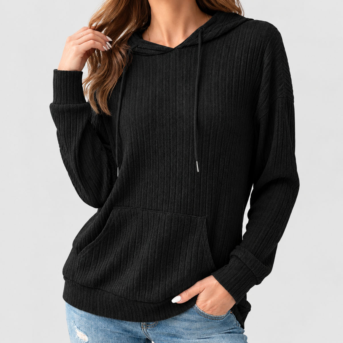 Hoodie femme noir à capuche et poche kangourou, vue devant
