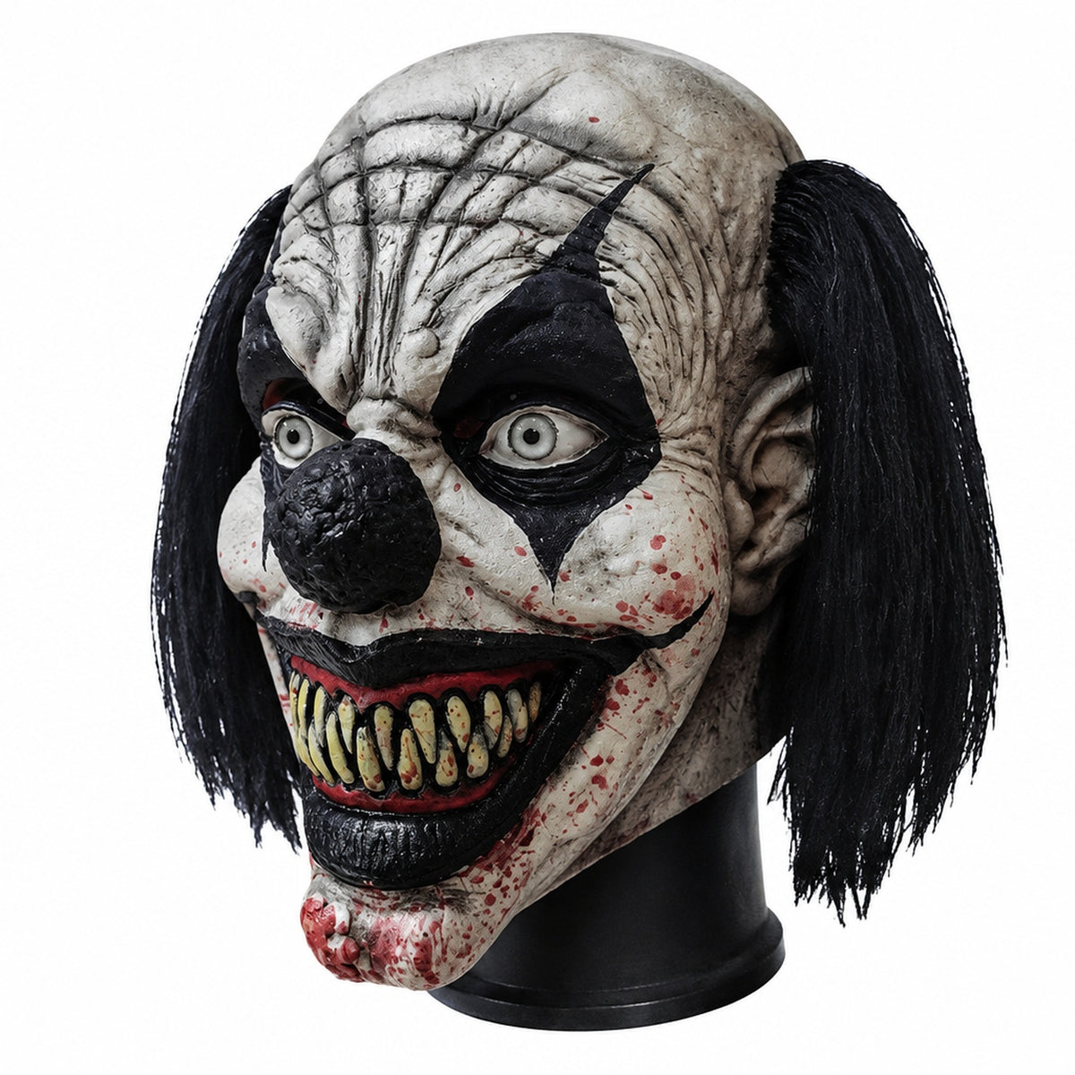 Détail du masque clown horreur noir en latex : éclaboussures de sang et crocs jaunes acérés, vue de profil