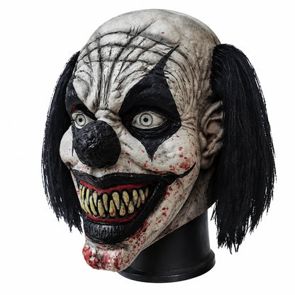 Détail du masque clown horreur noir en latex : éclaboussures de sang et crocs jaunes acérés, vue de profil