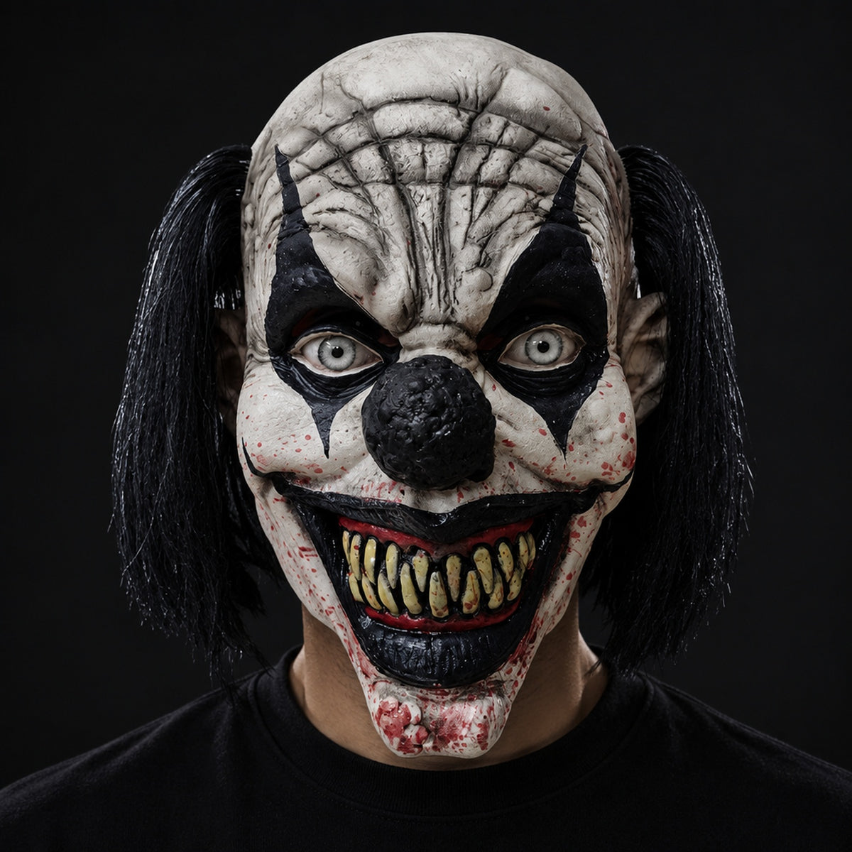Modèle portant le masque clown horreur noir en latex avec cheveux longs, vue de face