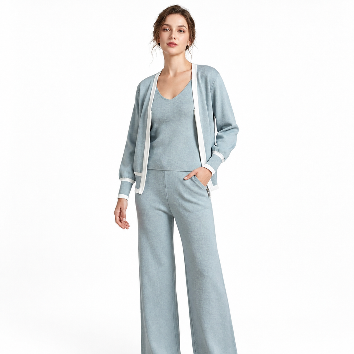 Gilet, top et pantalons bleus, vus de différents côtés sur fond blanc