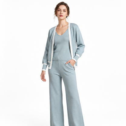 Gilet, top et pantalons bleus, vus de différents côtés sur fond blanc