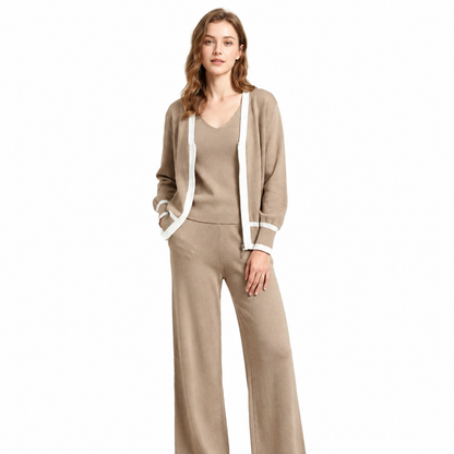 Ensemble trois pièces beige, vue de face sur fond blanc