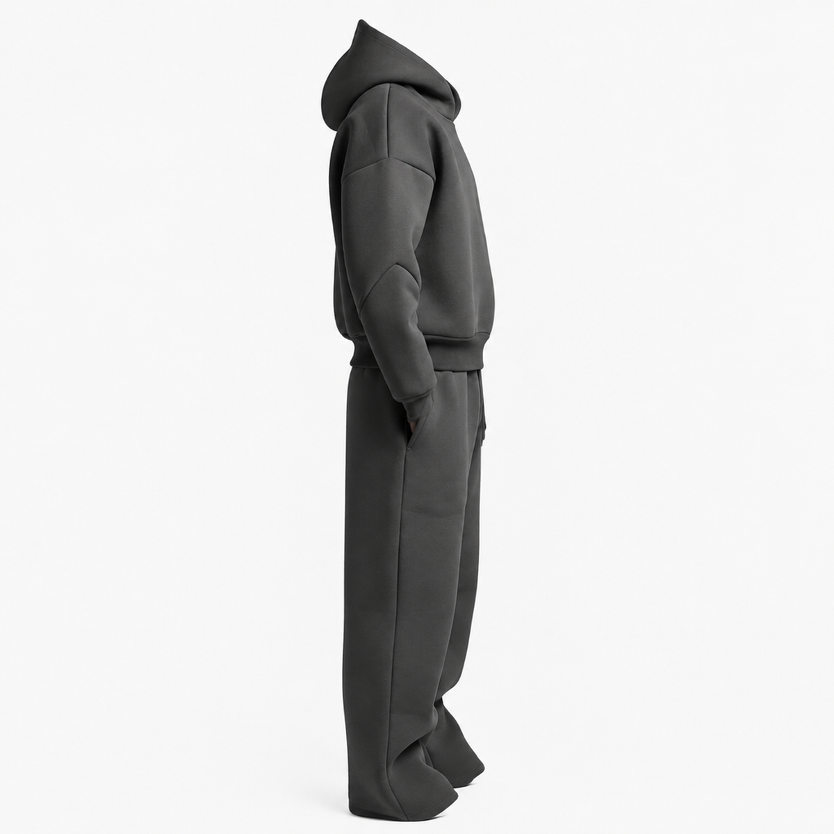 Ensemble streetwear oversize homme, vue de profil avec capuche et jogging ample