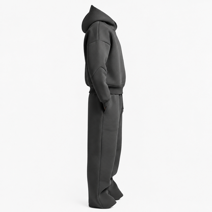 Ensemble streetwear oversize homme, vue de profil avec capuche et jogging ample