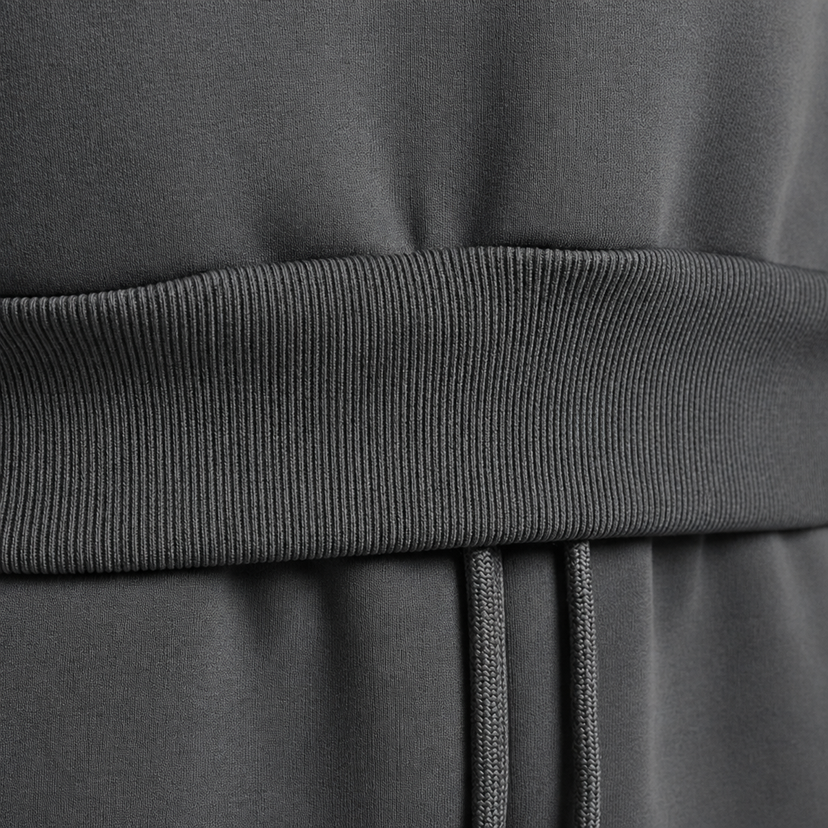 Gros plan sur la taille élastique et le cordon de serrage du jogging streetwear oversize