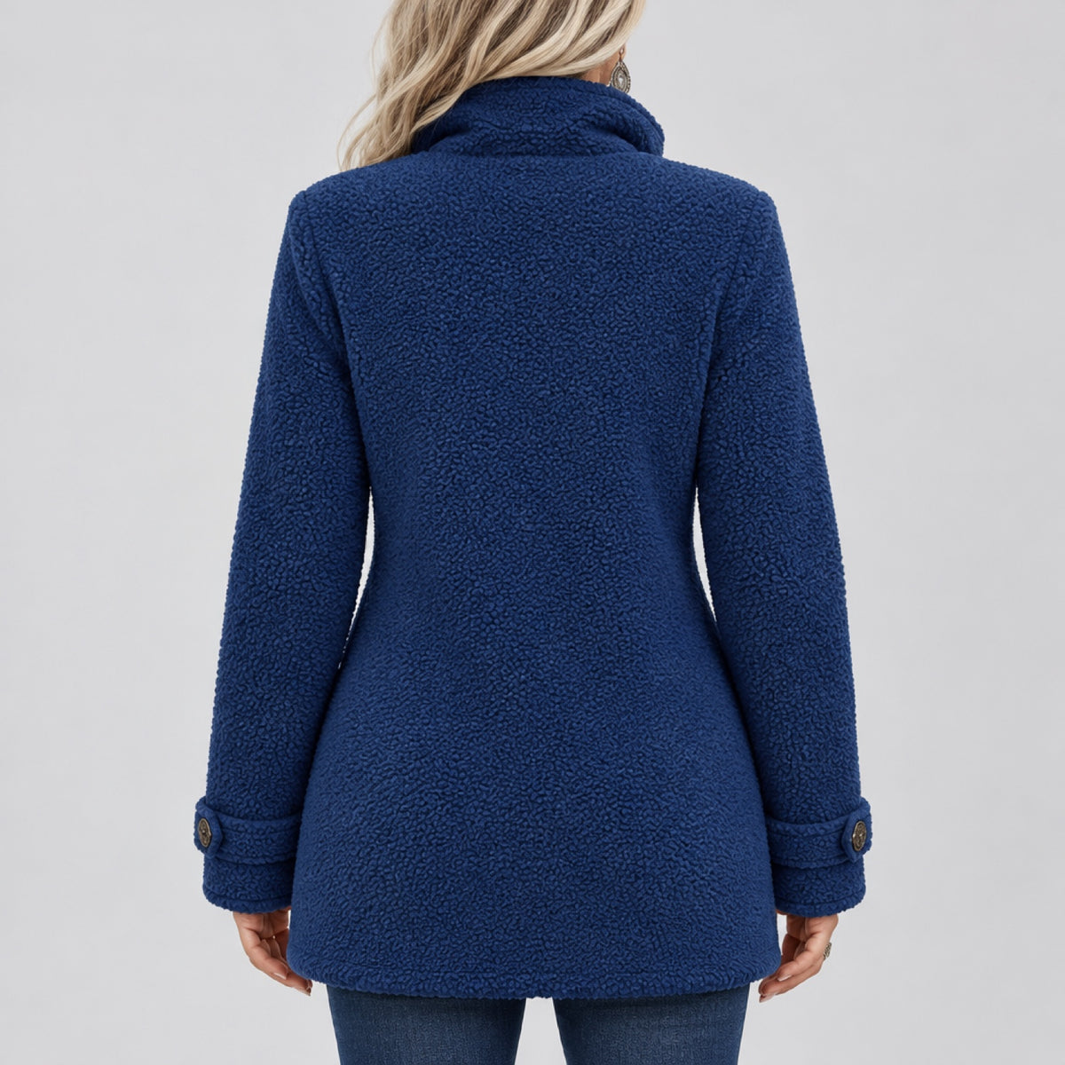 Veste zippée pour femme, vue de dos, fond studio